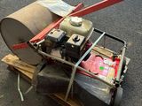 une petite machine posée sur une palette dans la rue