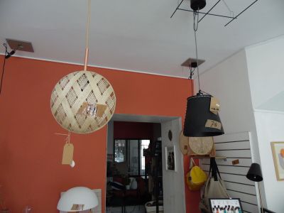 deux lampes suspendues au plafond dans une pièce