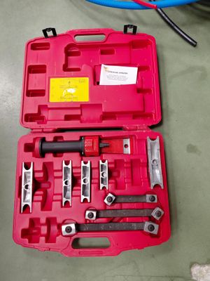 une caisse à outils rouge avec des outils sur le sol