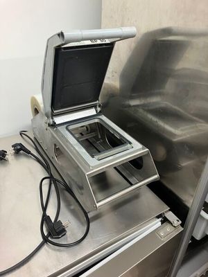 une machine posée sur une table
