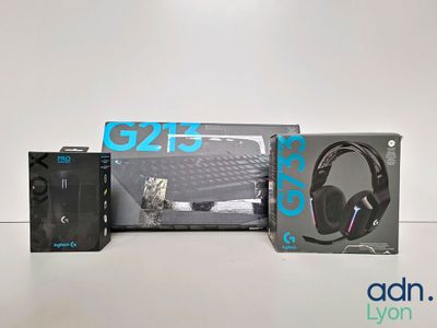 un boîtier sur lequel sont posés un clavier et un casque