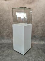 Vitrine de présentation en bois laqué blanc et verre.