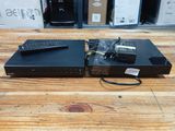 deux télécommandes posées sur une table en bois