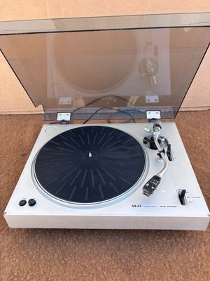 une image représentant une platine sur laquelle est posé un tourne-disque