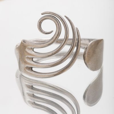 Intéressant bracelet en métal argenté formé par une fourchet…