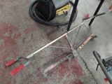 un ordinateur portable posé par terre à côté d'une paire de skis