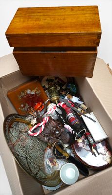 une boîte remplie d'objets divers posée sur une table
