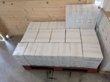 beaucoup de cartons sur une palette dans une pièce