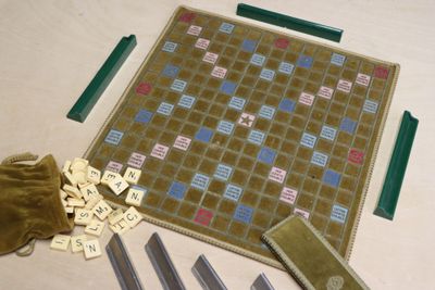 beaucoup de gribouillis sur la table avec un sac