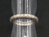 un gros plan d'une bague en argent entourée d'une corde