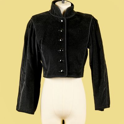 une veste noire boutonnée sur le torse d'un mannequin