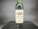 une bouteille de vin posée sur une boîte noire