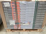 plusieurs cartons de livres empilés les uns sur les autres sur une palette