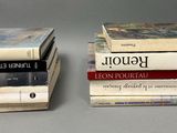 plusieurs livres sont empilés sur une table