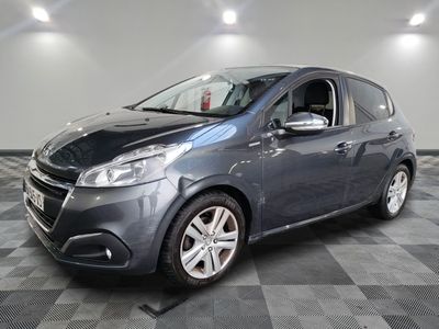 la voiture grise est garée dans le garage sur le sol en damier