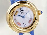 gros plan d'une montre-bracelet avec un bracelet bleu
