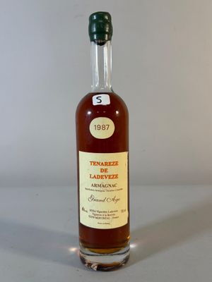 une photo d'une bouteille de cognac posée sur une table