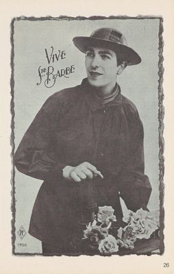 une vieille photo représentant un homme avec un chapeau et des fleurs