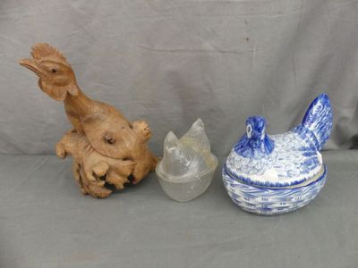 trois figurines posées les unes à côté des autres sur une table