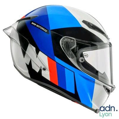 Le casque est bleu et blanc, avec une bande rouge et bleue.