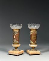 Paires de FLAMBEAUX à fut circulaire et piétement quadrangul…