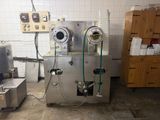 une machine qui se trouve à l'intérieur d'un bâtiment