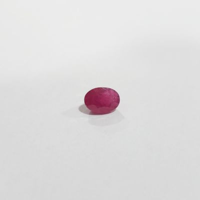 pierre ovale rose framboise sur un fond blanc