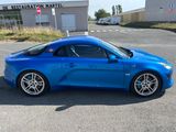 une voiture de sport bleue garée sur un parking