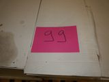 un autocollant rose sur un bout de papier où est écrit « 12 »