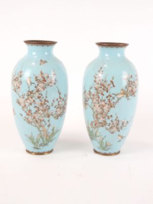 deux vases avec des fleurs peintes sur une surface blanche