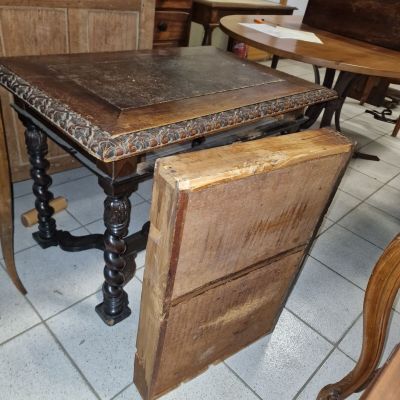 une petite table dont la porte est ouverte et repose à même le sol
