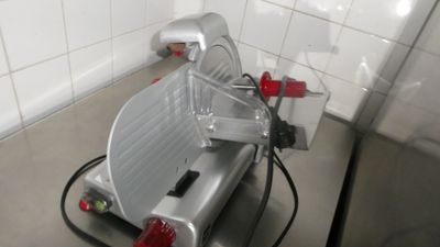 une machine posée sur le sol de la cuisine