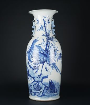 vase bleu et blanc orné d'oiseaux et de fleurs sur fond noir