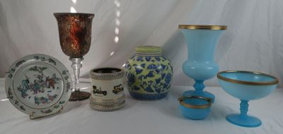 de nombreux vases et assiettes de toutes sortes sur la table