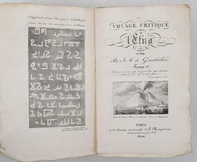 un vieux livre écrit posé sur une table