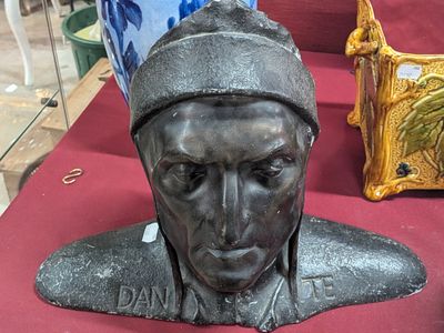 une statue représentant un homme coiffé d'un chapeau, posée sur une table