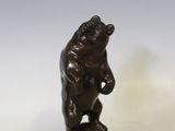 une statue d'ours posée sur un socle