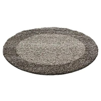 Un tapis rond est représenté sur un fond blanc