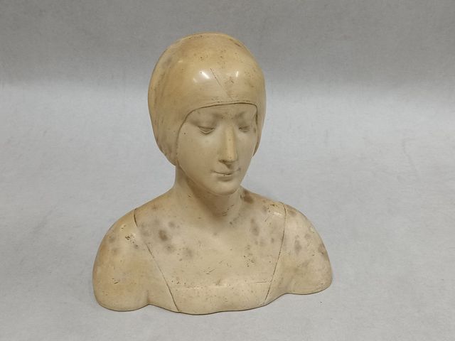 Buste de Jeanne d’Arc en plâtre. H : 22