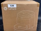 La boîte est vide et prête à servir de cafetière.