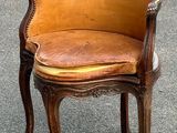 une chaise posée dans la rue