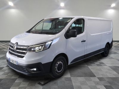 la camionnette blanche est garée sur un sol carrelé en damier