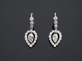 une paire de boucles d'oreilles en diamant et or blanc