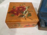 une petite boîte en bois décorée de fleurs peintes