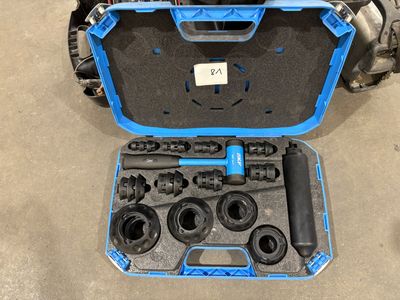 une caisse à outils bleue avec des outils sur le sol