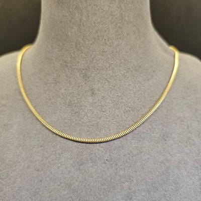 un collier à chaîne en or sur un mannequin mannequin mannequin mannequin mannequin mannequin mannequin mannequin mannequin mannequin