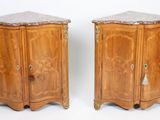 paire de tables de chevet à plateau en marbre de style Louis XV