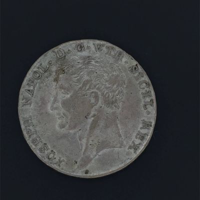 gros plan d'une pièce de monnaie sur une surface noire