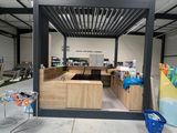 une photo d'un magasin où de nombreux articles sont éparpillés sur le sol