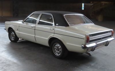 une voiture blanche garée dans un garage